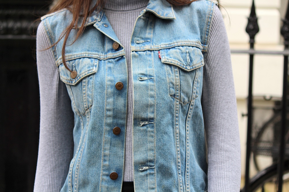 peexo fashion blogger wearing vintage levis denim vest in spring