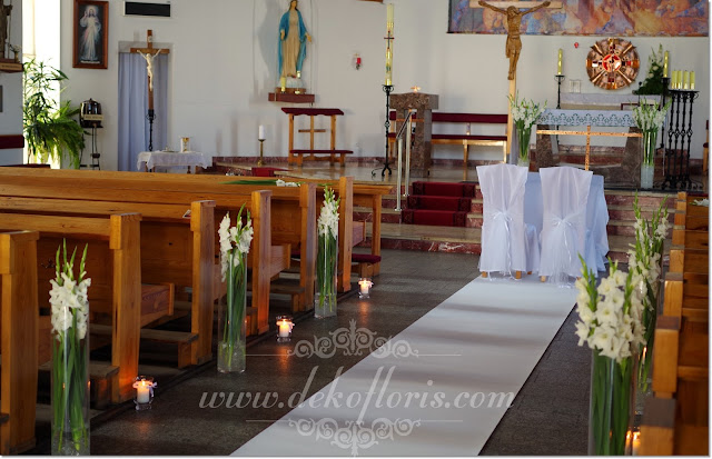 Biała dekoracja ślubna kościoła z gladioli i biały dywan opolskie