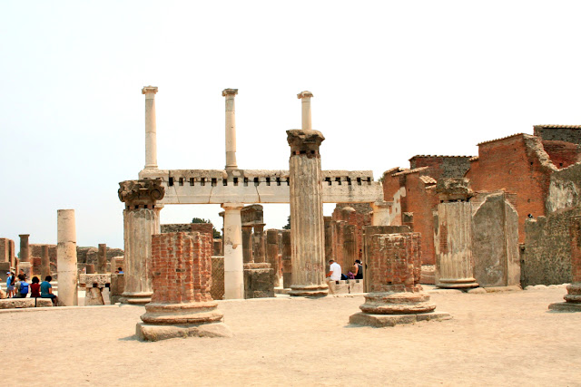 Pompei-scavi www.travelnelmondo.blogspot.it Popmei scavi, basilica, monumenti, rovine