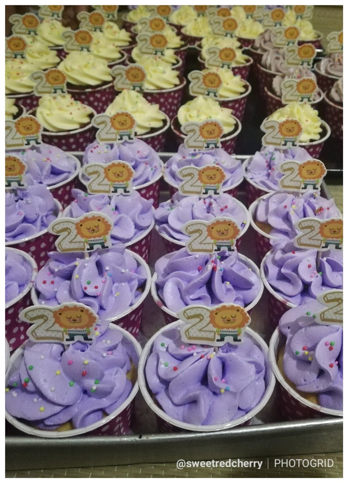 Sweet red cherry Tempahan Cupcakes Ulangtahun