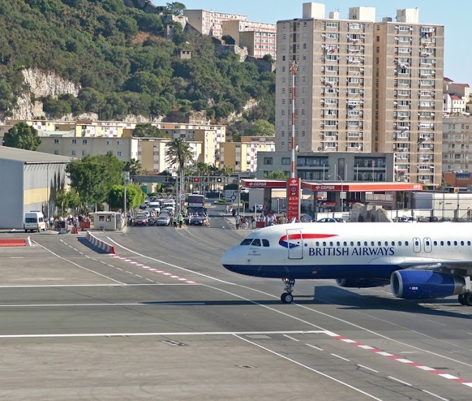 Aeroporto Estranho : uma estrada no meio da pista de aviões