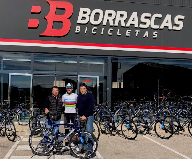 Berria y Borrascas entregan a Alejandro Valverde las bicicletas de Valverde Team-Terra Fecundis