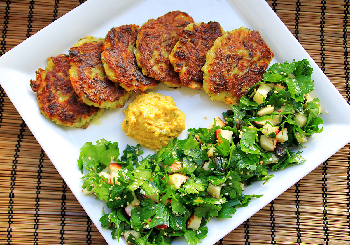 follow the vegan way ♥: Zucchini-Kartoffel-Rösti an Petersilien-Apfel-Salat