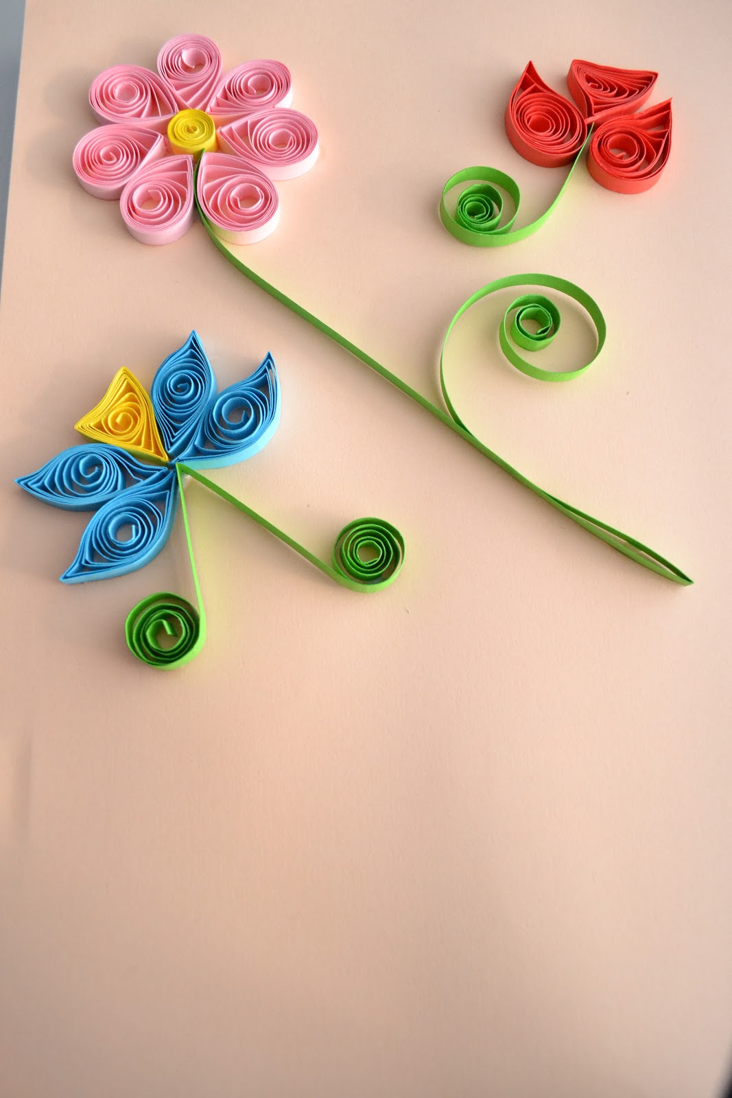 Квилинговые поделки для начинающих схемы. Квиллинг. Квиллинг поделки. Аппликация квиллинг. Квиллинг цветочки.