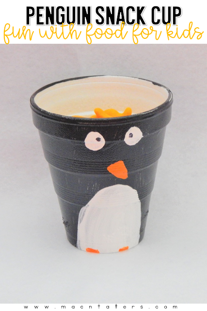 Want to make your snack time with your toddlers even more fun? How about whipping up this fun Penguin snack cup. This is perfect for your tot school week all about penguins. 
