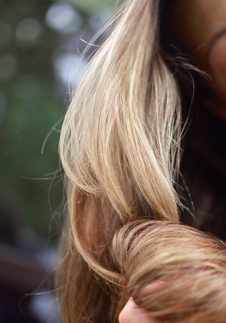 Jak naturalnie rozjaśnić włosy? Sposób na rozjaśnienie włosów cytryną i słońcem - Czytaj więcej »