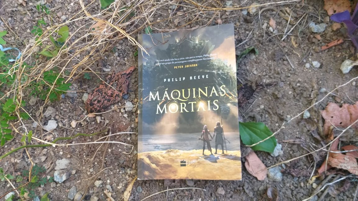 DICA DE LEITURA: MAQUINAS MORTAIS - PHILIP REEVE ( CRÔNICAS DAS CIDADES FAMINTAS #1 ) Publicado no Brasil em 2018, Máquinas Mortais do autor Philip Reeve faz parte da Série Cronicas das cidades Famintas que conquistou milhares de fãs pelo mundo e ganhou sua adaptação para os cinemas essa ano de 2019, com uma ideia futurista o enredo conquista o leitor depois de algumas paginas.