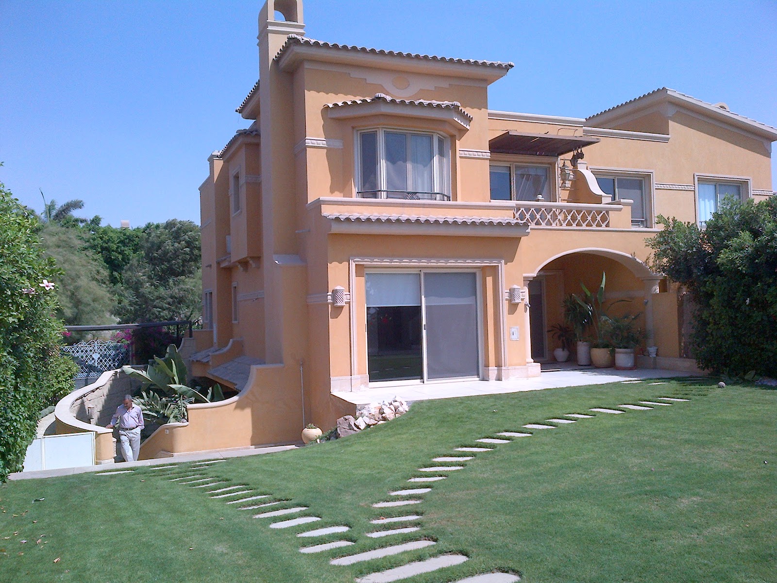 Rent Modern villa 4 bedrooms inside compound palm hills at 6 October