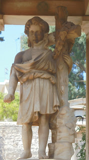 το ταφικό μνημείο της οικογένειας Κωνσταντίνου Τσιροπινά στο ορθόδοξο νεκροταφείο του αγίου Γεωργίου στην Ερμούπολη