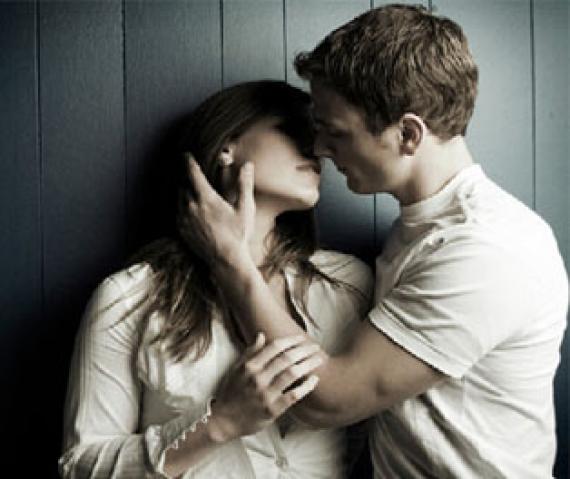 8 Modus Cara Cowok Untuk Bisa Cium Ceweknya Pertama Kali Madjongke