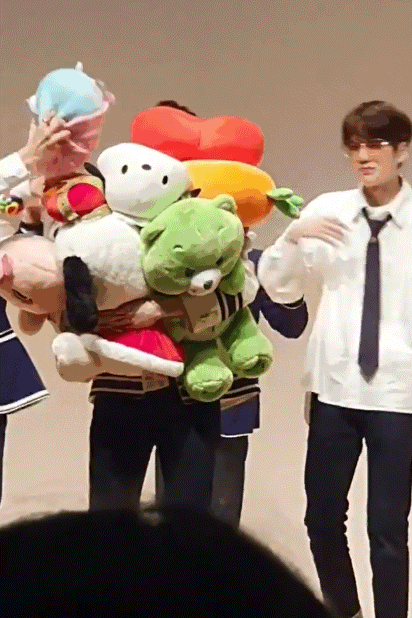 팬싸하고 온 거 티내는 더보이즈 멤버.jpg | 인스티즈