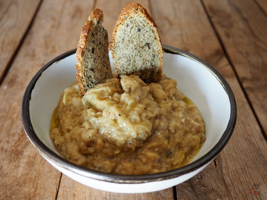 Paté de berenejenas ahumadas, asadas directamente en las brasas y aderezadas con ajo, yogur, azúcar, limón, melaza de granada, zumaque y aceite de oliva.