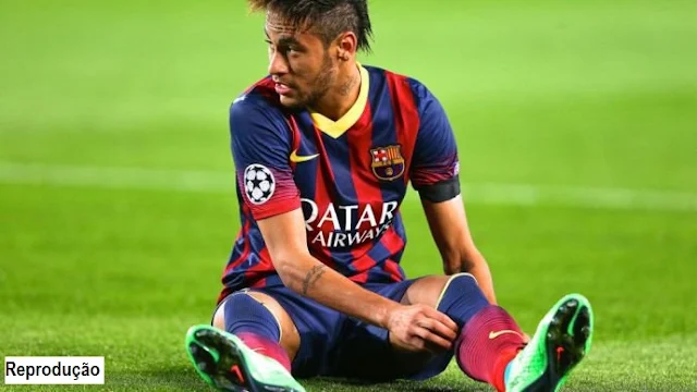 Neymar renovou seu contrato com o Barcelona.