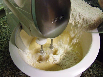 A adicionar a farinha à massa