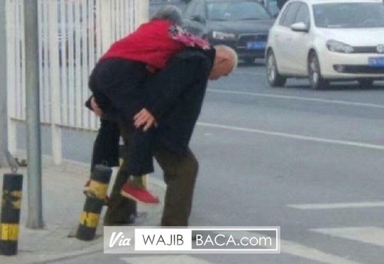 Bukti Tanda Cinta, Kakek Ini Menggendong Istrinya Ketika Menyebrang Jalan