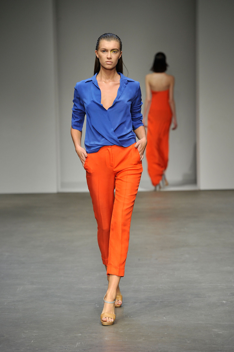 Стиль оригинальность. Сочетание голубого и оранжевого в одежде. Контрастные цвета в одежде. Оранжевый цвет в одежде. Сочетание синего и оранжевого в одежде.