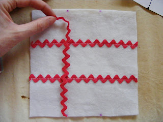 Ric Rac Lover's Tic-Tac-Toe {Free Downloadable Pattern}