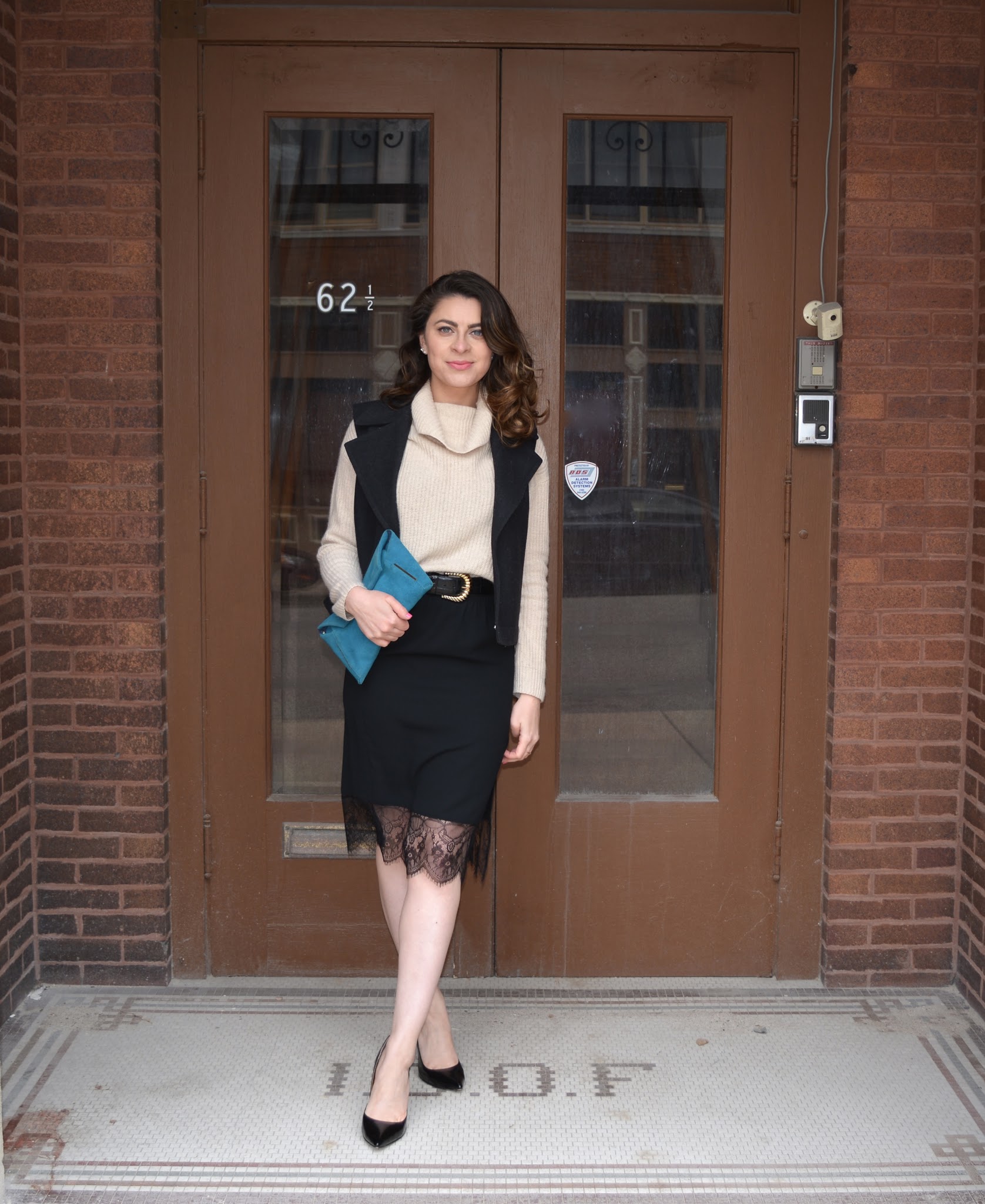 slip skirt and sweater, Chicago blogger, Fashionlingual, blue suede Zara clutch, clutch azul de ante de Zara, Latina blogger, un jersey y una combinación, un suéter y enaguas, Chicago streetstyle, downtown Aurora Illinois