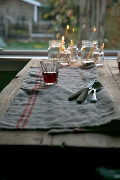 detalles lino, vaso y botes con velas