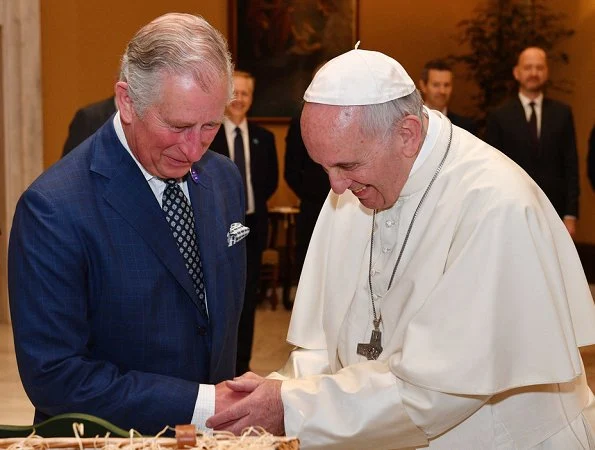 Prince Charles and his wife , Duchess Camilla of Cornwall met with Pope Francis at the Apostolic Palace in Vatikan. Duchess Camilla wear Pearl necklace