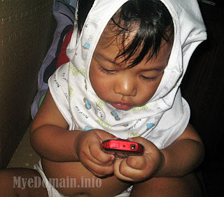 myedomain's it's more fun in the philippines-kiko texting 1