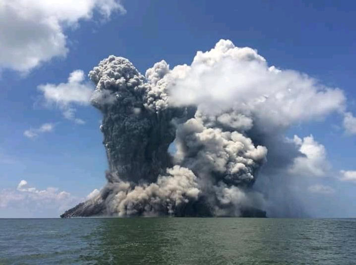Pericolo forte terremoto tsunami dopo l'eruzione del Vulcano Kadovar in Papua Nuova Guinea