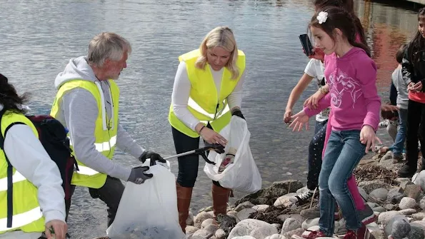 Queen Sonja and Crown Princess Mette-Marit of Norway visit Sandefjord Waste Clearing Team (Sandefjord søppelplukkerlag) 