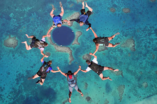 исходник готовое-,скайдайвинг,-темная-дыра-в-море,-парашютисты-летящие-в-небе,-фотошоп,-photoshop,-Skydiving-in-Belize