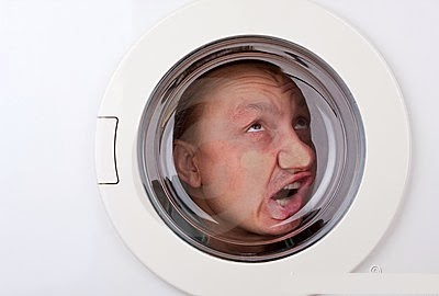 hombre atrapado en una lavadora
