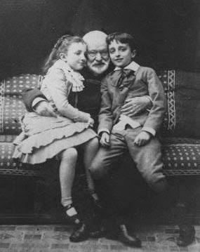Dans l'art d'e^tre grand père (1877) , Victor Hugo écrit des poésies sur Jeanne et Georges, ses petits enfants qu'il a accueillis à la mort deson fils Charles.