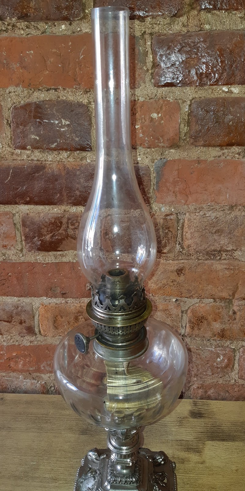 Стекло для керосиновой купить. Керосиновая лампа шпиатр 19 век. Стекло для лампы керосиновой g225. Сова керосиновая лампа шпиатр. Настольная лампа шпиатр 19 век.