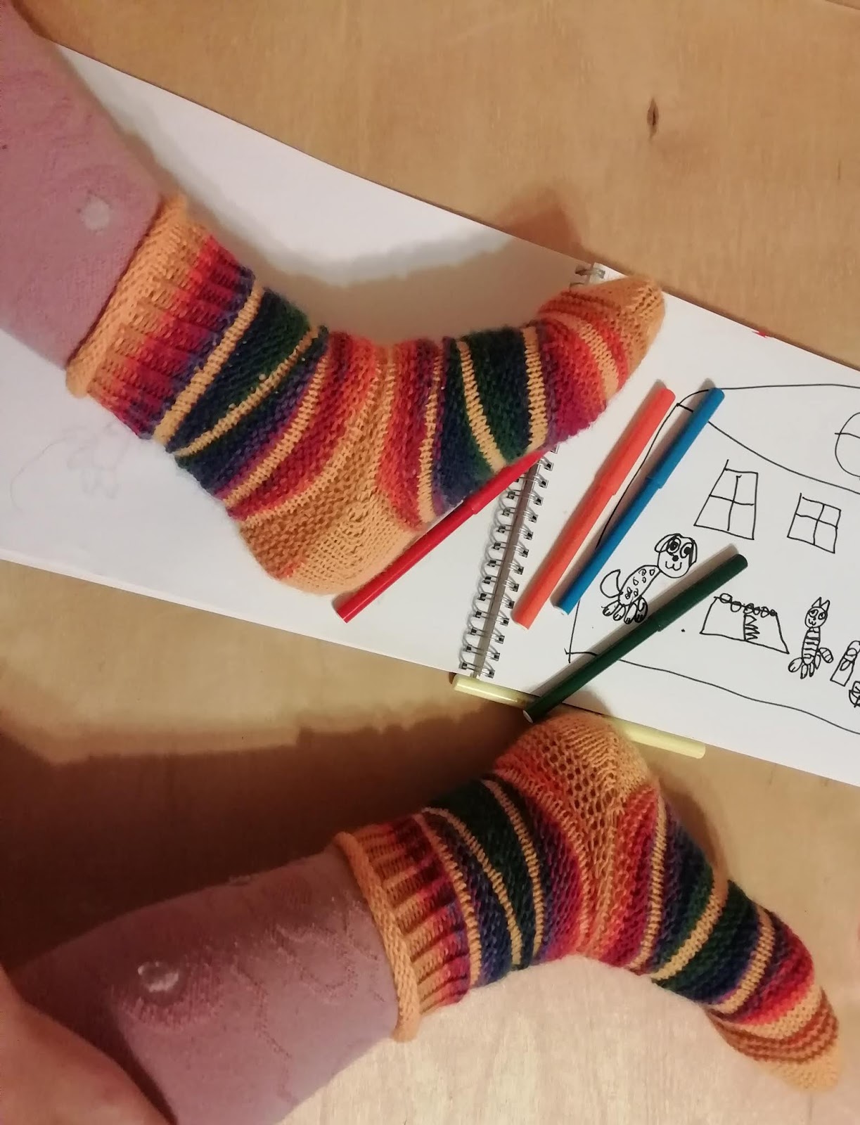 вязаные носки укороченные. мясниковой. вязаные тапочки укороченными рядами. носки укороченными рядами. носки спицами.