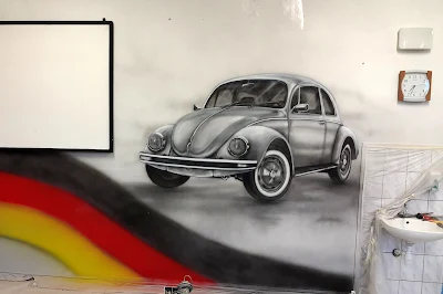 Malowanie samochodu na ścianie w sali języka niemieckiego, artystyczne malowanie aut, Toruń, Usługi malarskie