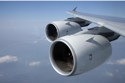 Per a què serveixen les espirals blanques que es veuen dins dels motors d'avió?