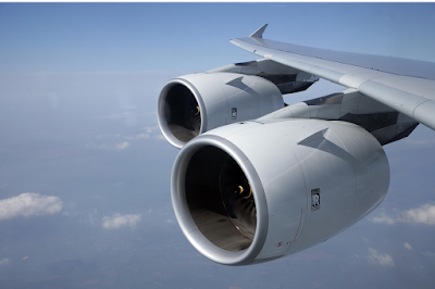 Per a què serveixen les espirals blanques que es veuen dins dels motors d'avió? Per a què serveixen les espirals blanques que es veuen dins dels motors d'avió?
