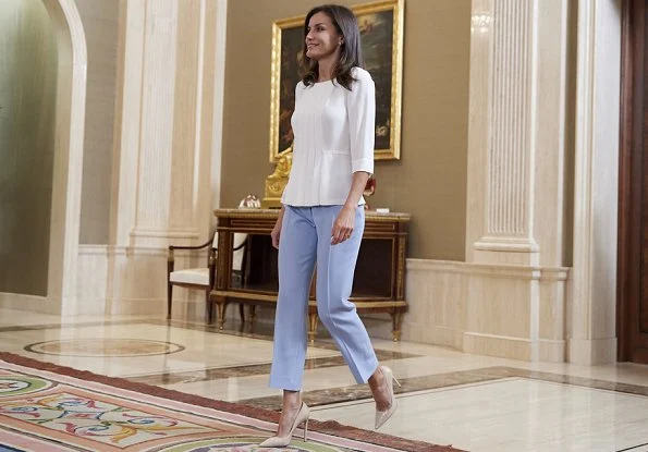 Queen Letizia wore Hugo Boss blouse and Hugo boss trousers, Prada pumps. Center for Early Childhood and Primary Education