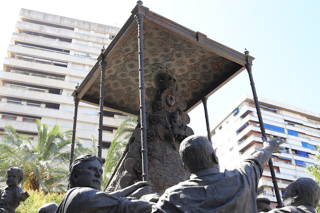 Monumento a la Virgen del Rocío en la ciudad de Huelva