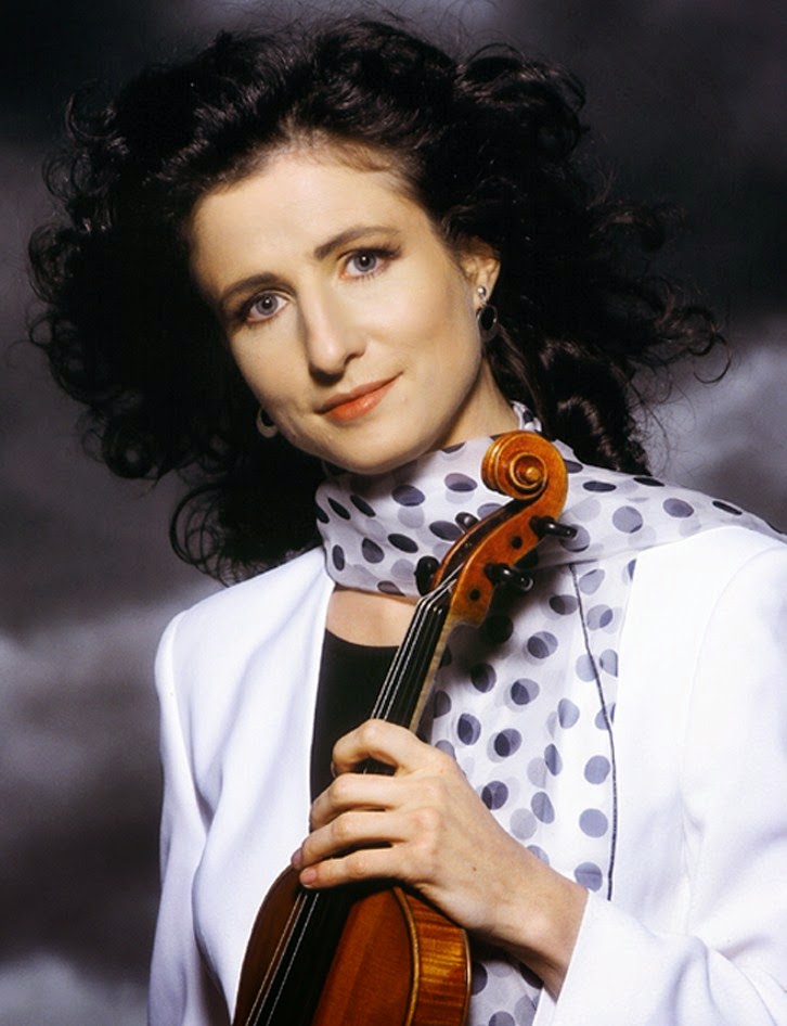 Madeleine Mitchell violinist portrait by Peter Rauter