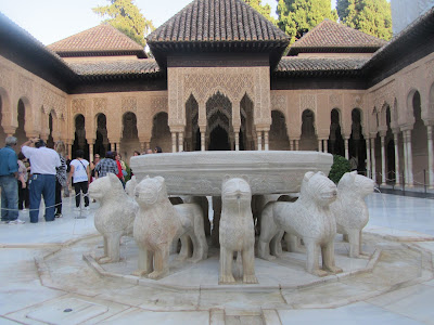 La Alhambra, es un conjunto formado por palacios, jardines y una fortaleza.