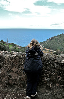 Niña con vistas al mar mediterráneo. Excursión Esporles - Banyalbufar. Sierra de Tramuntana. Malllorca
