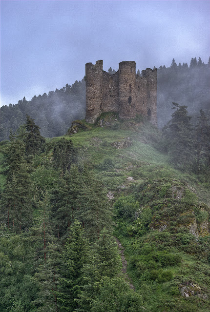 ruine château haute loire, château barrage de grandval, photo fabien monteil