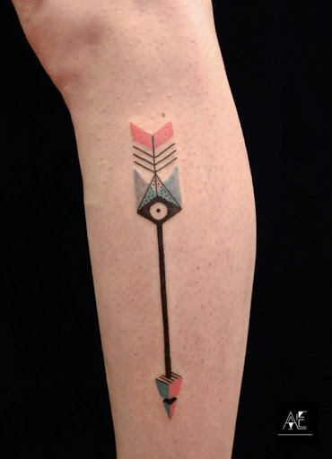 Este resumo de seta tatuagem