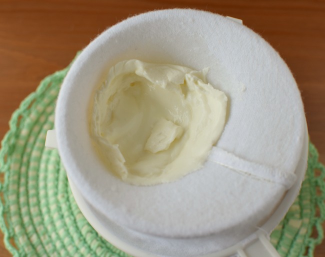 Cómo hacer yogurt casero estilo griego usando coladora de tela. En bizcochosysancochos.com