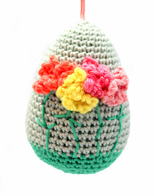Amigurumi crochet flower easter egg