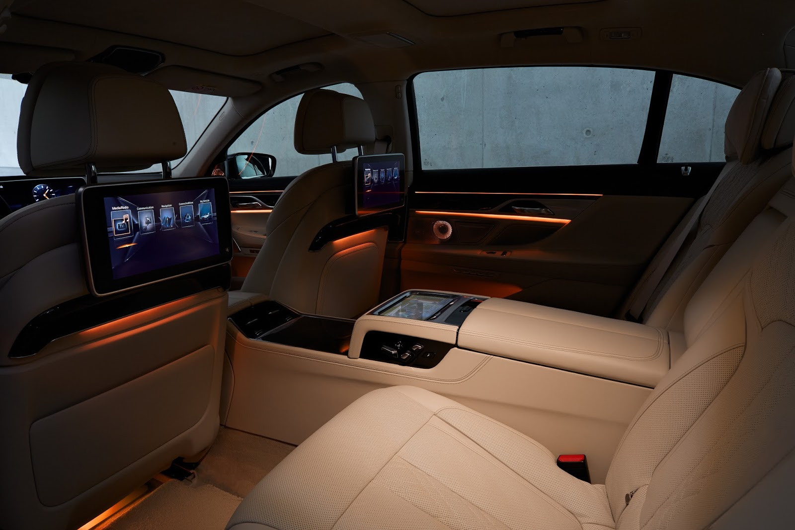 BMW 7 g11 ночью