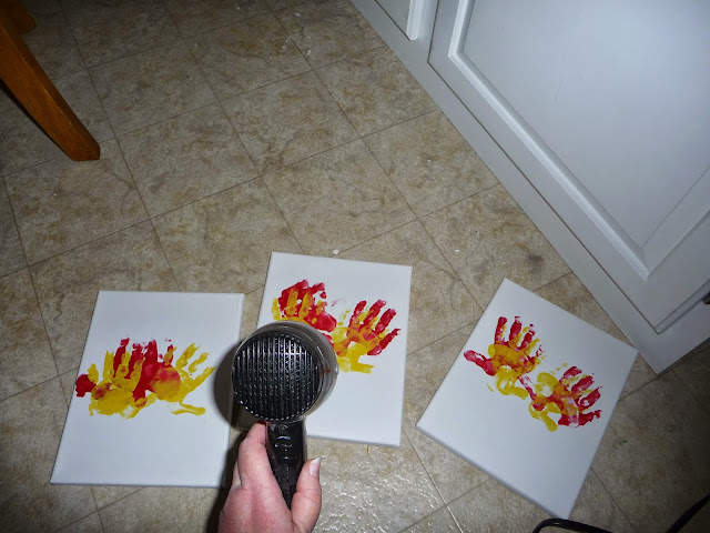 Thanksgiving decoration with kids hands and feet, hands and feet paint project for Thanksgiving, crafting with kids,