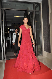 Hindi Actress Deepika Padukone In Red Gown At Fame Award (4)