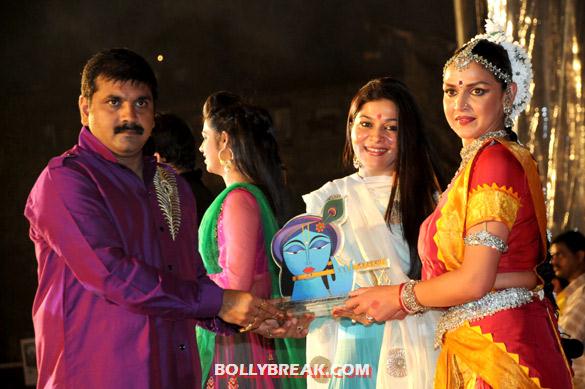 Sachin Ahir, Sangeeta Ahir, Esha Deol - (23) - Bollywood Celebs Dahi Handi Celebration Pics 2012