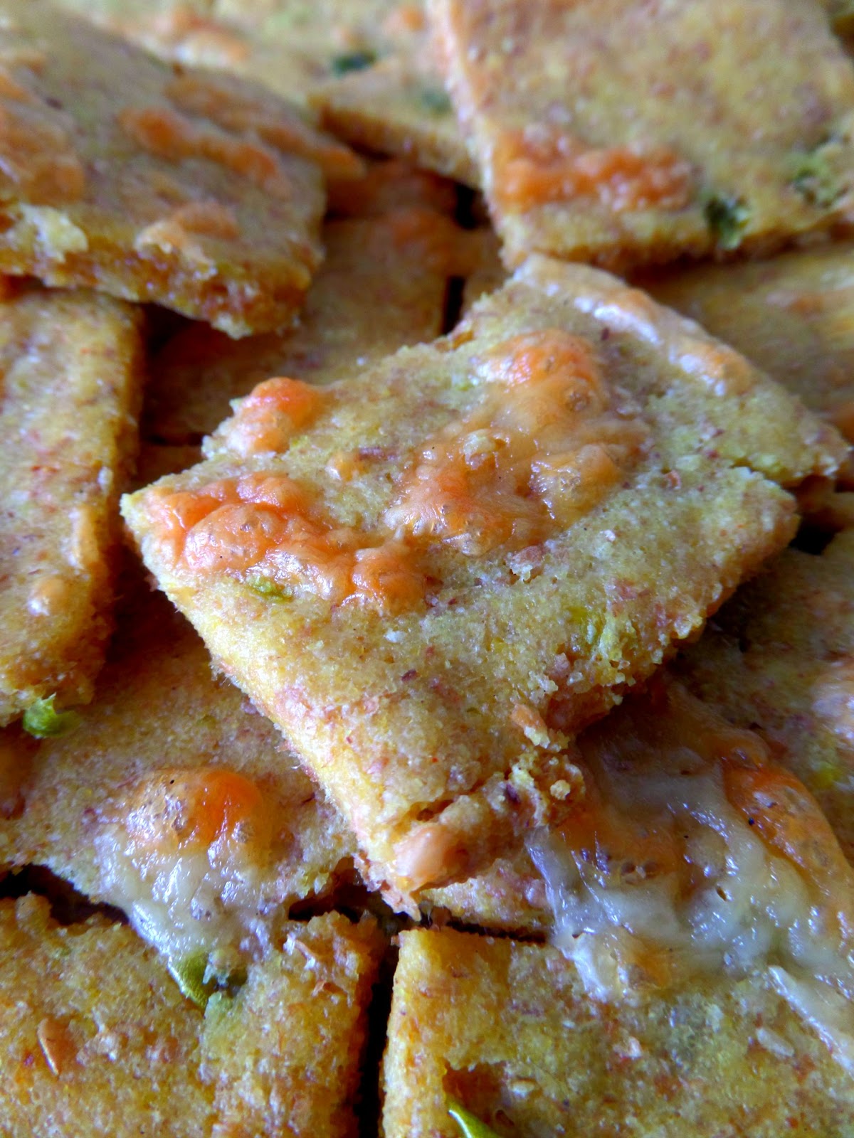 Jalapeno cheddar polenta crackers // Crackers a la polenta, piment