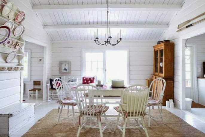 casa de verano escandinava decorada en blanco y rojo